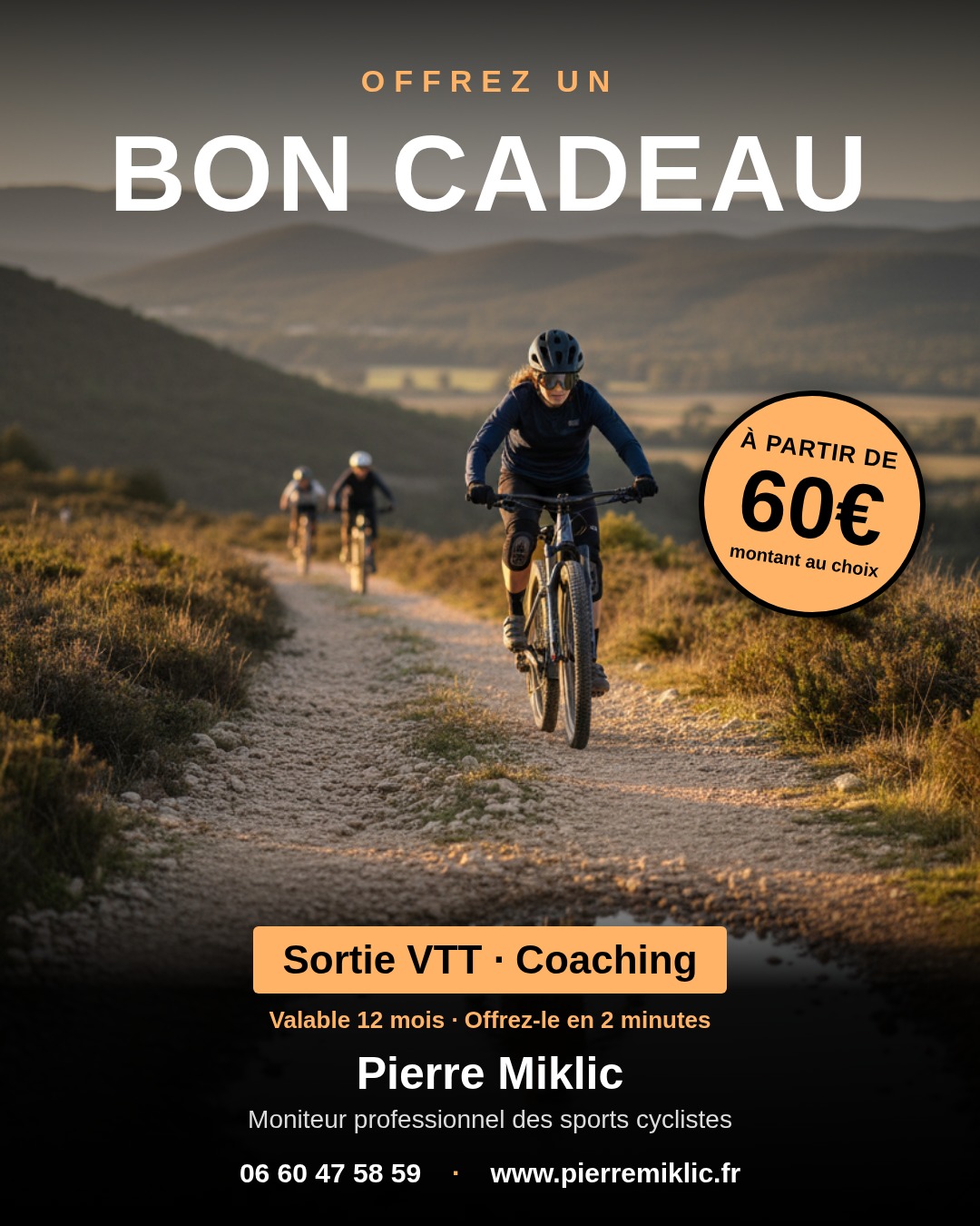 Bon cadeau VTT : trois vététistes sur un sentier au coucher du soleil