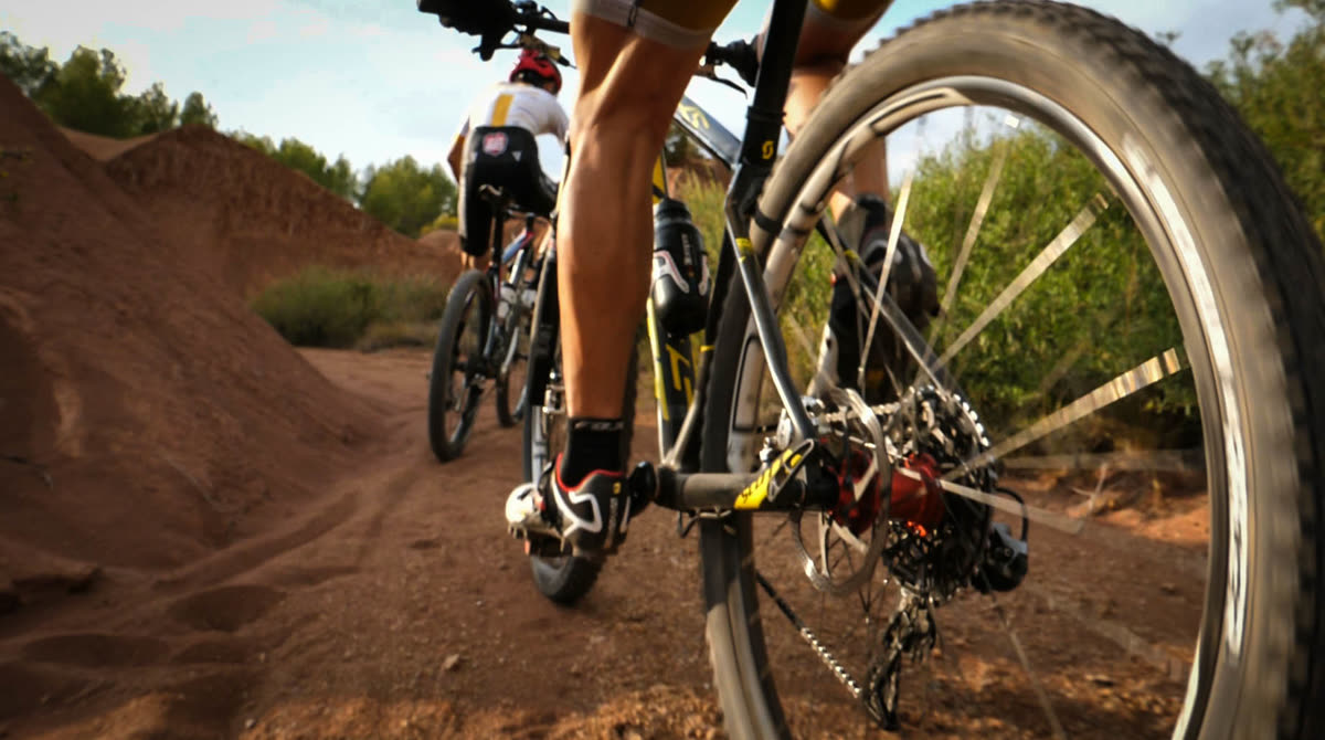 Vue subjective en VTT sur un single-track