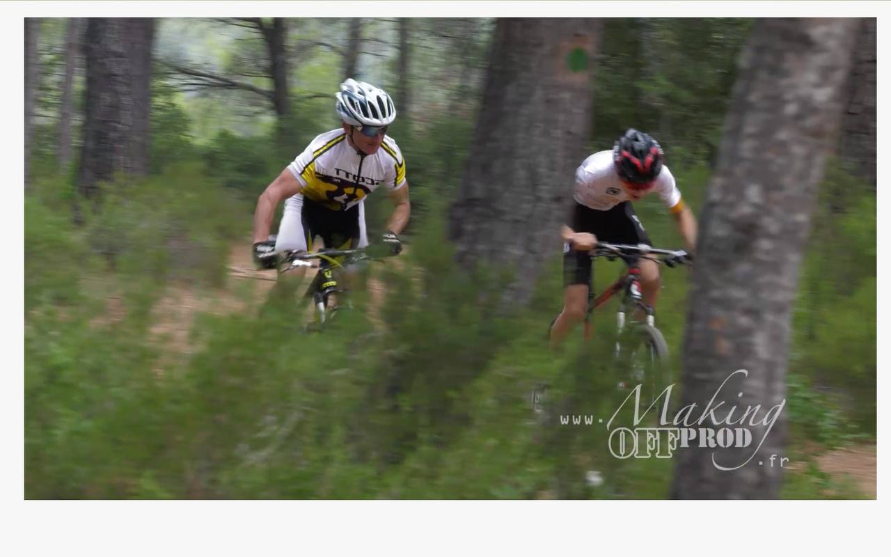 Deux vététistes en pleine action dans un sous-bois