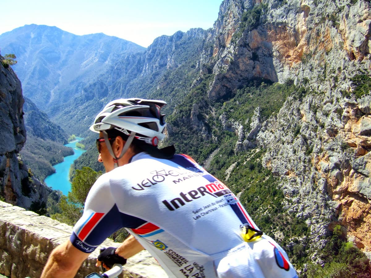 Vététiste sur un sentier surplombant les Gorges du Verdon